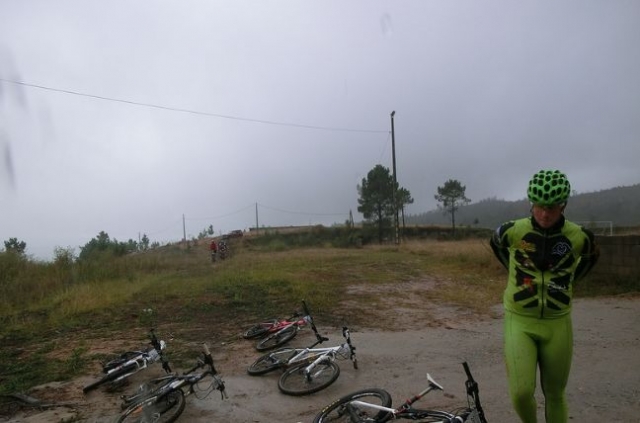 hombre de verde al lado de bicis en el suelo
